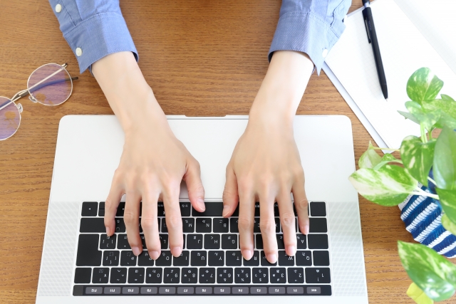 面接メールの返信やお礼、辞退などで迷う方へ。この記事では、採用担当者の視点から見た正しいメールマナーと好印象を与える例文を解説。ビジネスメール初心者でも失敗しない対応ポイントを紹介します。