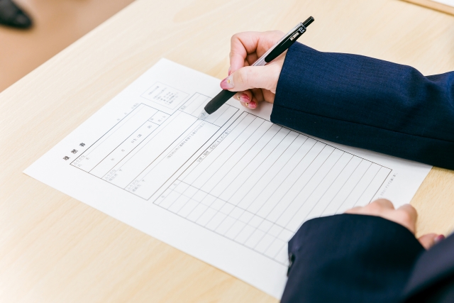 面接で志望動機を話すスーツ姿の男女の写真（就職・転職活動のイメージ）